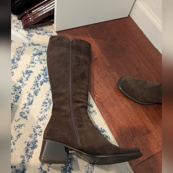 NWOB Saks Fifth Avenue Italian Made Chocolate Brown Knee-High Suede Boots Size 7 - Picture 4 of 9